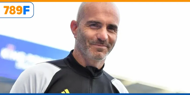 HLV Chelsea hướng dẫn cầu thủ trong buổi tập.