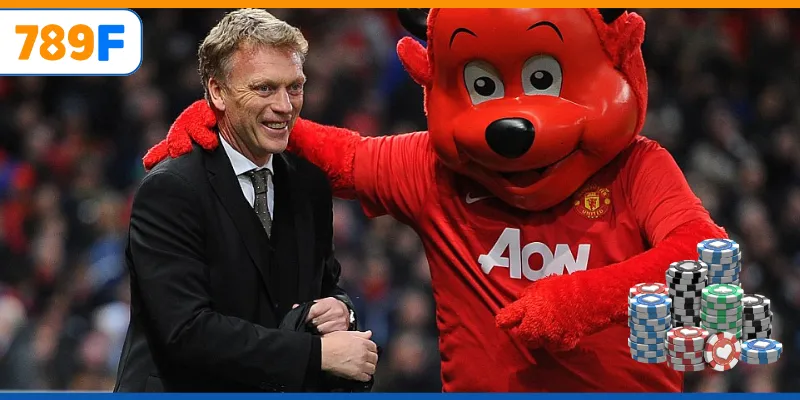 Linh vật MU xuất hiện sôi động tại Old Trafford mùa giải mới.