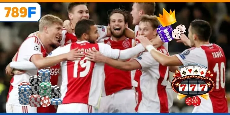 Lối chơi Ajax Amsterdam ép biên với tốc độ cao